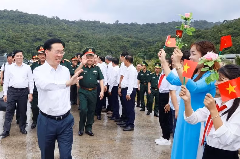 President Vo Van Thuong visits Regiment 152, Military Region 9. (Photo: VNA)