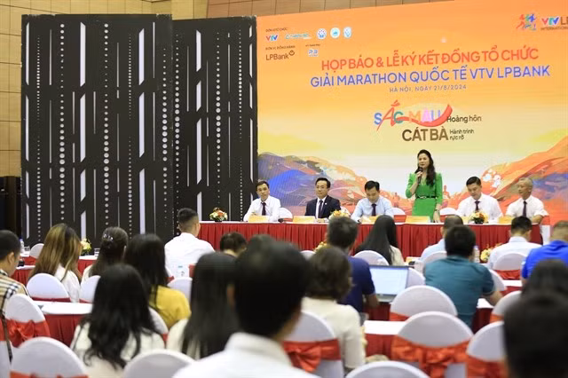 The organising committee introduces the first international VTV LPBank Marathon 2024 at a recent press conference. (Photo of organisers) 