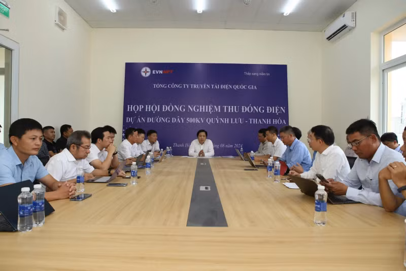 A meeting of the acceptance council for electrifying the Circuit-3 500kV transmission line project, at the Quynh Luu-Thanh Hoa section. A meeting of the acceptance council for electrifying the Circuit-3 500kV transmission line project, at the Quynh Luu-Thanh Hoa section.