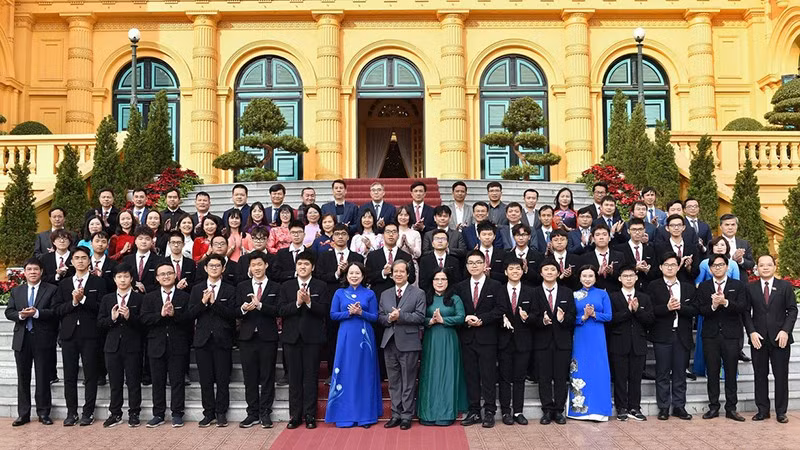Vice President Vo Thi Anh Xuan, Minister of Education and Training Nguyen Kim Son, and other representatives pose for a photo with the students who won medals at the 2024 international Olympiads and scientific and technological competitions.