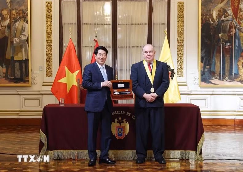 Lima Mayor Rafael Lopez presents token key to President Luong Cuong.
