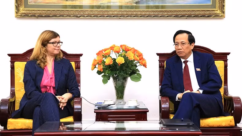 Minister of Labour, Invalids and Social Affairs Dao Ngoc Dung receives UNICEF Representative to Vietnam Silvia Danailov. (Photo: MoLISA)