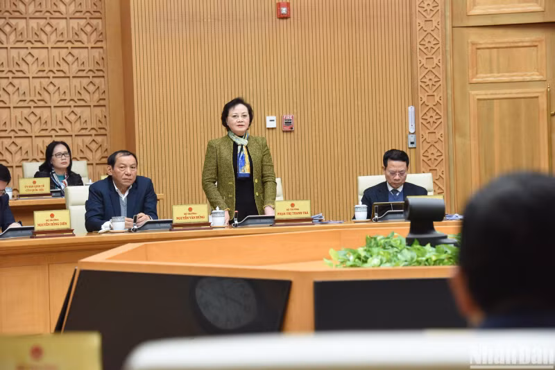 Minister of Home Affairs Pham Thi Thanh Tra speaks at the meeting.