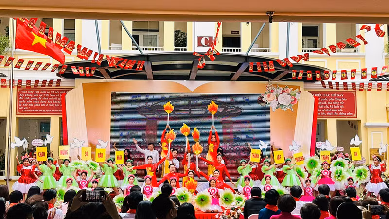 An art performance at the ceremony to celebrate the 30th founding anniversary of Trang An High-Quality Primary School. 