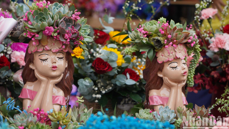 The stores at the market are filled with diverse flowers to serve the needs of people. Rose is one of the types of flowers sold most.