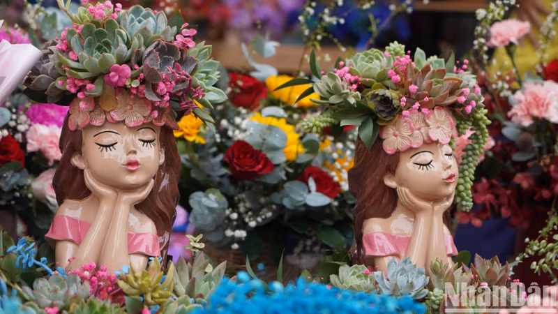 The stores at the market are filled with diverse flowers to serve the needs of people. Rose is one of the types of flowers sold most.