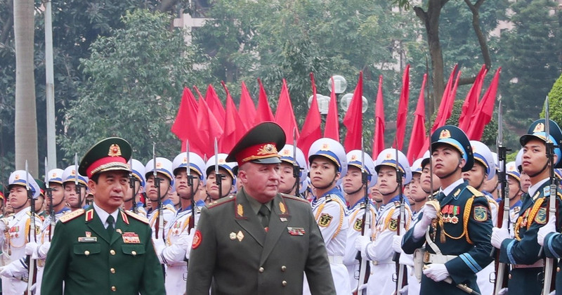 Minister of National Defence Phan Van Giang (left) and his Belarussian counterpart Viktor Gennadievich Khrenin review the guard of honour during the welcoming ceremony in Hanoi on December 17. (Photo: VNA) 