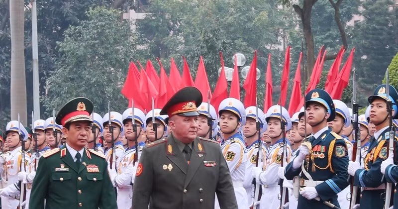 Minister of National Defence Phan Van Giang (left) and his Belarussian counterpart Viktor Gennadievich Khrenin review the guard of honour during the welcoming ceremony in Hanoi on December 17. (Photo: VNA) 
