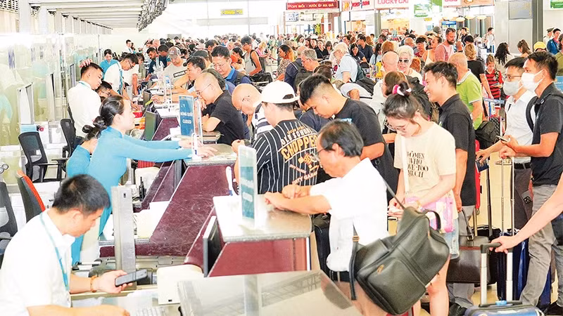 Passengers check in at Noi Bai International Airport. (Photo: HOANG ANH)