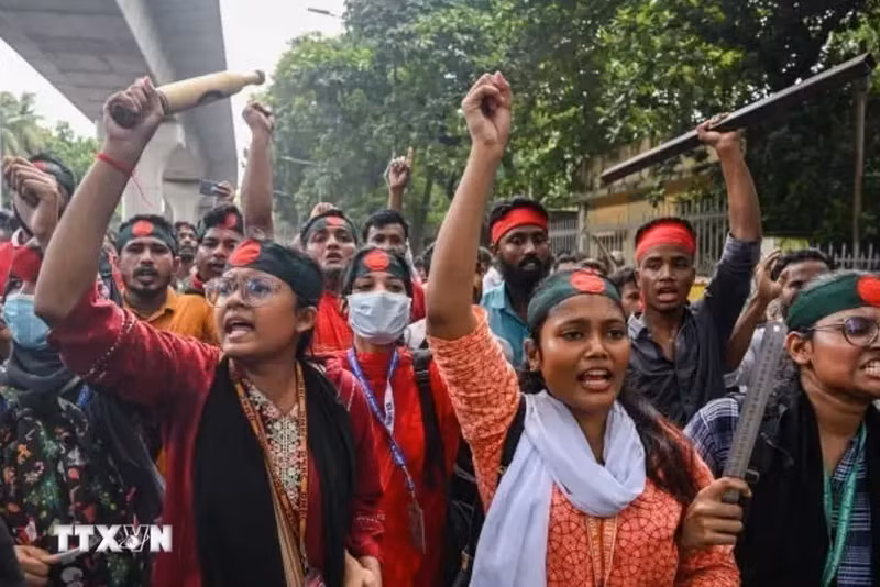 Protesters in Dhaka, Bangladesh on August 4. (Photo: Getty Images/VNA)
