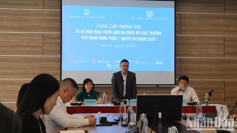 Director General of the Department of External Information under the Ministry of Information and Communications, Pham Anh Tuan, provides information on the "Happy Vietnam 2024" photo and video contest.