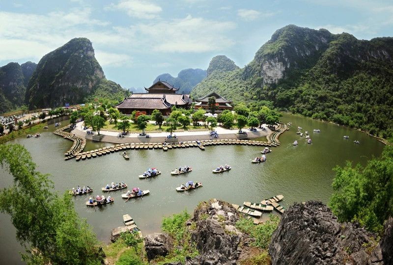 Visitors take boats to explore Trang An. (Photo: Thanh Mai)
