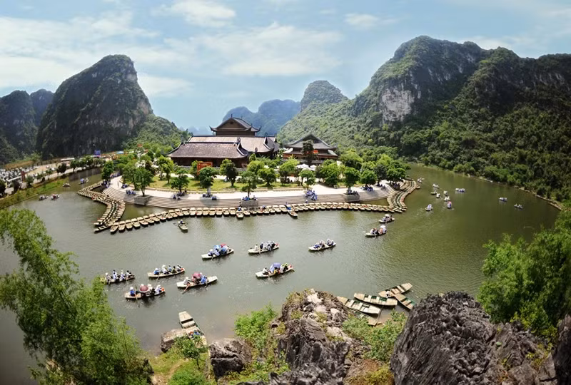 Visitors take boats to explore Trang An. (Photo: Thanh Mai)