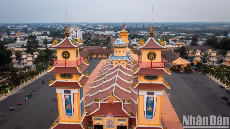 This massive project was built over 20 years (from 1926 to 1947), with five construction stages. During the construction of the Holy See, all stages were constructed by hand and were not based on any papers or drawings, completely relying on the skills of the workers. Strangely, many workers are farmers who have never attended any art school. They successfully created tens of thousands of sculptural patterns and dozens of statues reaching high fine art qualifications.