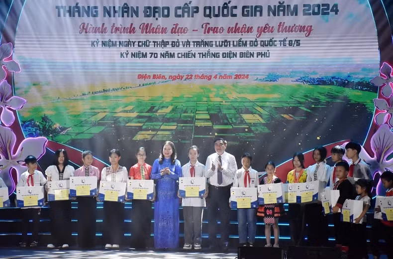 Acting President Vo Thi Anh Xuan and Secretary of the Dien Bien Provincial Party Committee Tran Quoc Cuong present scholarships to ethnic minority students in Dien Bien Province.