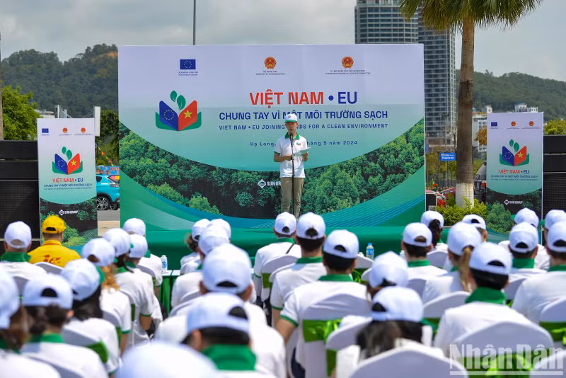 Ambassador and head of the EU Delegation to Vietnam Julien Guerrier gives a remarks at the event.