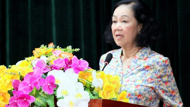 Politburo member Truong Thi Mai speaks at the meeting.