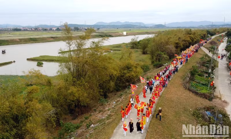 The procession walk on the dike of Tien La Village to the old ferry wharf. The procession walk on the dike of Tien La Village to the old ferry wharf.