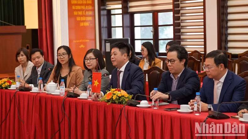 Nhan Dan Newspaper’s Deputy Editor-in-chief, Que Dinh Nguyen, speaks at the reception. (Photo: THE DAI)