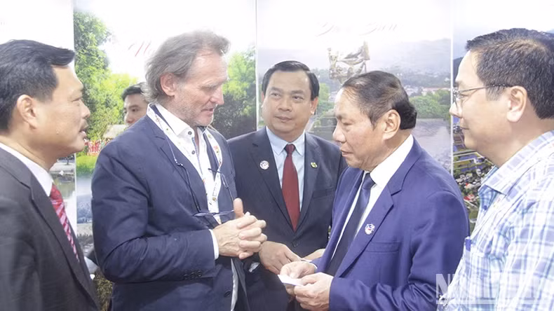 An international guest talks with Minister Nguyen Van Hung at the Vietnam’s pavilion. (Photo: Hai Tien)