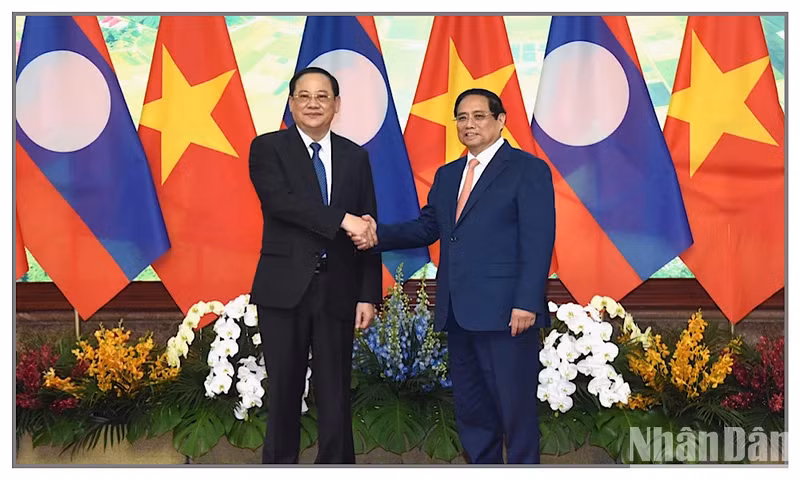 Vietnamese PM Pham Minh Chinh (R) and his Lao counterpart Sonexay Siphandone in Hanoi on April 22 (Photo: NDO)