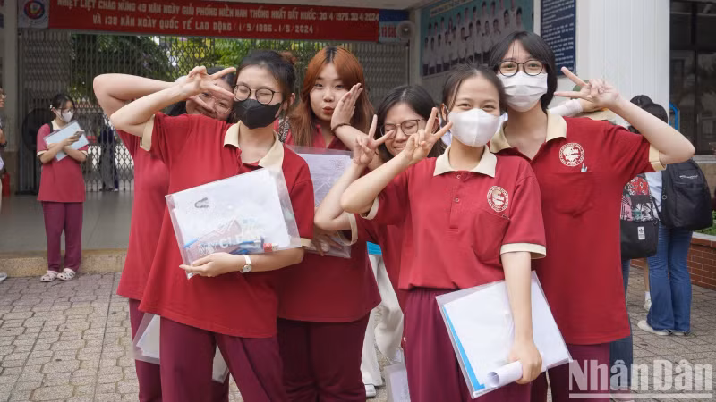 Many candidates at the Tran Van On Secondary School exam site, in District 1, assess the Literature test quite easily. Many candidates at the Tran Van On Secondary School exam site, in District 1, assess the Literature test quite easily.