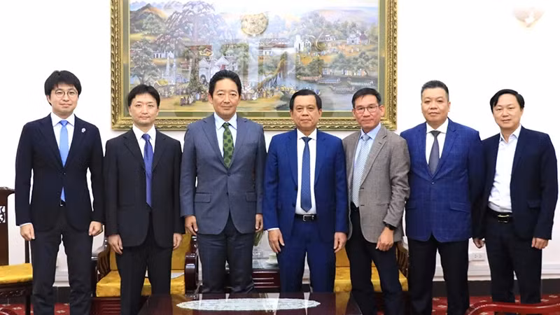 Deputy Minister Nguyen Ba Hoan and Japanese Deputy Ambassador to Vietnam Ishikawa Isamu pose for a photo with other delegates. (Photo: MoLISA)