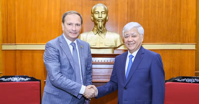 President of the Vietnam Fatherland Front Central Committee Do Van Chien (R) and Alexander Shkolnik Vice Chairman of the Civic Chamber of the Russian Federation, Hanoi, September 10. (Photo: VNA) 