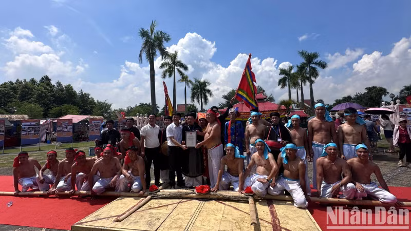 The organising committee presents certificates to the tug-of-war teams of Huu Chap Village.