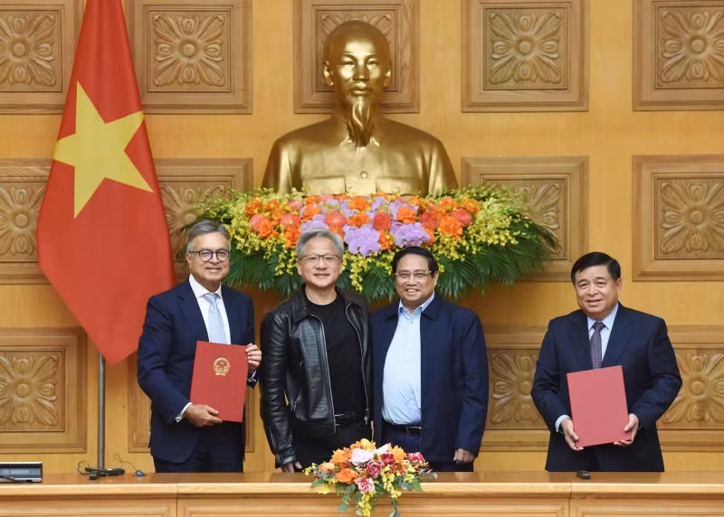 Prime Minister Pham Minh Chinh (second, from right), and President and CEO of NVIDIA Jensen Huang at the ceremony to announce the cooperation agreement between the Government of Vietnam and the US chip giant. (Photo: NDO) 