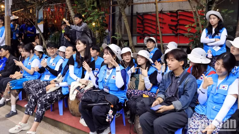 Foreign visitors attend the opening ceremony for Da Lat Art Street.