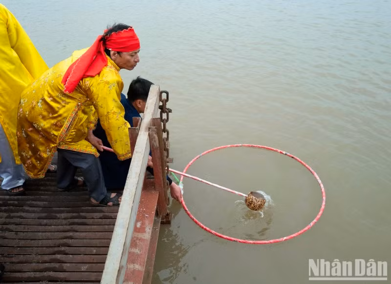 After the ceremony, water is drawn from the middle of Thuong River. After the ceremony, water is drawn from the middle of Thuong River.