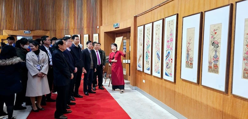 The delegates visit the exhibition.