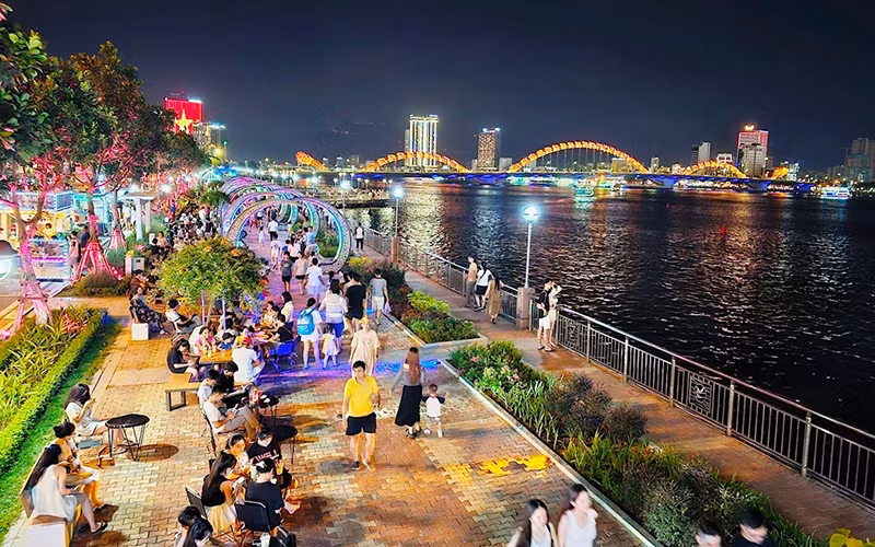 Bach Dang pedestrian street attracts a large number of local people and visitors.