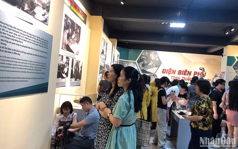 A large number of visitors to the exhibition.