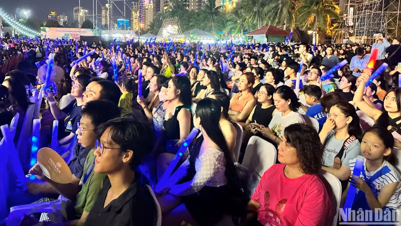 The stands around the stage are full of thousands of residents and tourists. (Photo: ANH DAO) The stands around the stage are full of thousands of residents and tourists. (Photo: ANH DAO)