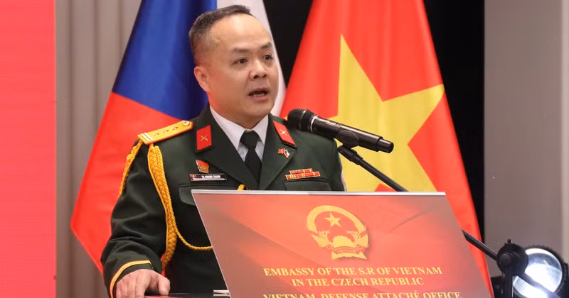 Senior Lieutenant Colonel Ta Quang Thanh, Vietnam’s Defence Attaché to the Czech Republic, Slovakia, and Hungary addresses the event (Photo: VNA) 