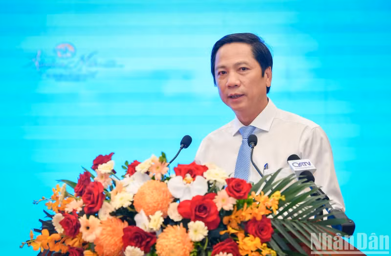 Vice Chairman of Quang Tri Provincial People’s Committee Hoang Nam informs of activities during the festival.