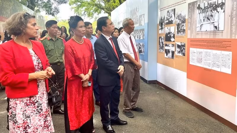 Delegates and the public visit the exhibition themed “55 Years since Uncle Ho’s Passing, 55 Years of Preserving and Promoting the Values of the President Ho Chi Minh Relic Site at the Presidential Palace (1969-2024)." (Photo: TRANG ANH)
