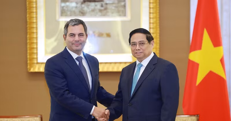PM Pham Minh Chinh (R) shakes hands with Chairman of Prime Group Tamer Wagih Salem on October 27. (Photo: VNA)