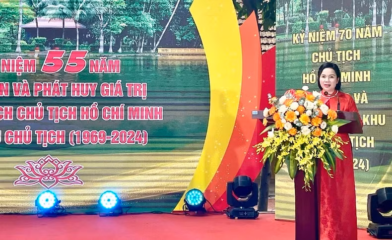 Le Thi Phuong, Director of the President Ho Chi Minh Relic Site in the Presidential Palace, speaks at the ceremony. (Photo: TRANG ANH)