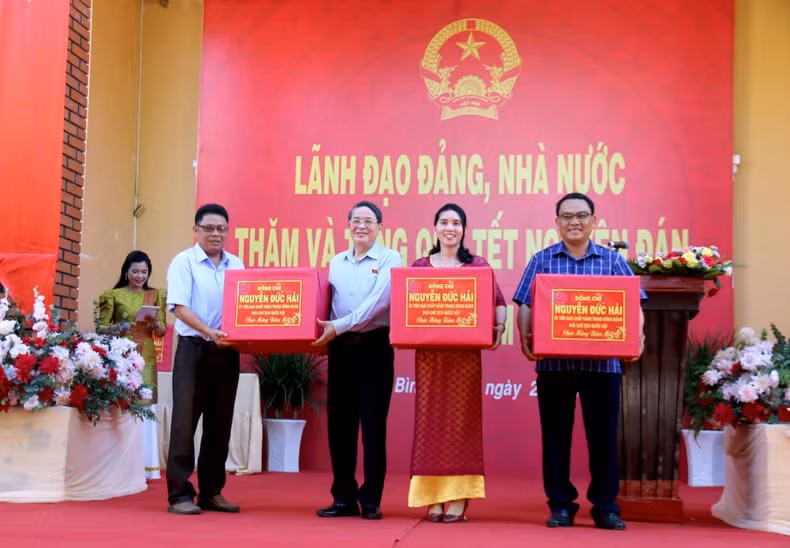 NA Vice Chairman Nguyen Duc Hai presents Tet gifts to representatives of Phan Thanh, Phan Hiep, and Phan Hoa communes.