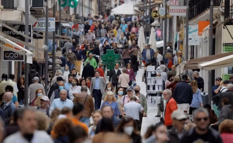 Image for illustration: Europeans walk on the street. (Photo: Reuters) 
