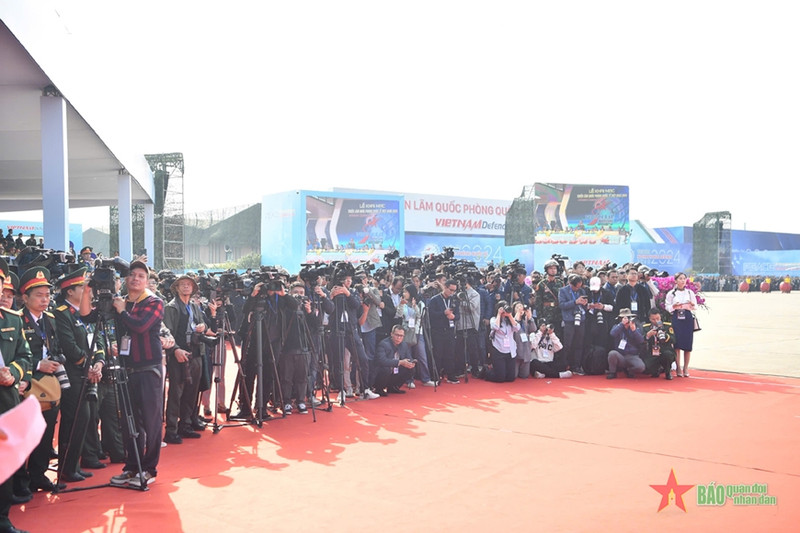 Domestic and international reporters cover the opening ceremony of the Vietnam International Defence Expo 2024. Photo: (TRONG HAI/qdnd.vn)