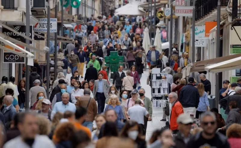 Image for illustration: Europeans walk on the street. (Photo: Reuters)