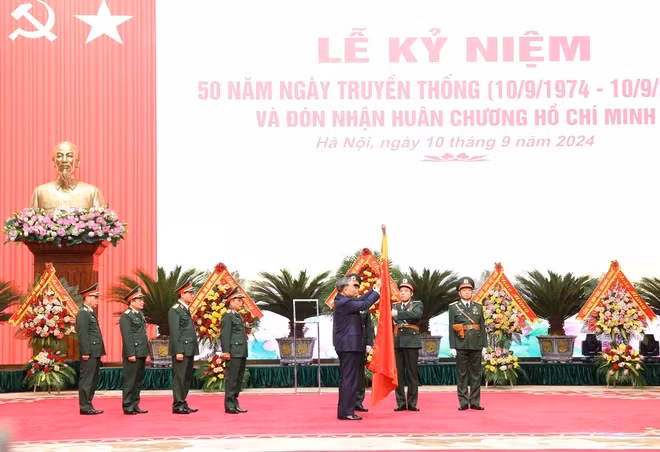 Party General Secretary and State President To Lam presents the Ho Chi Minh Order to the Ministry of National Defence’s General Department of Technology (Photo: VNA)