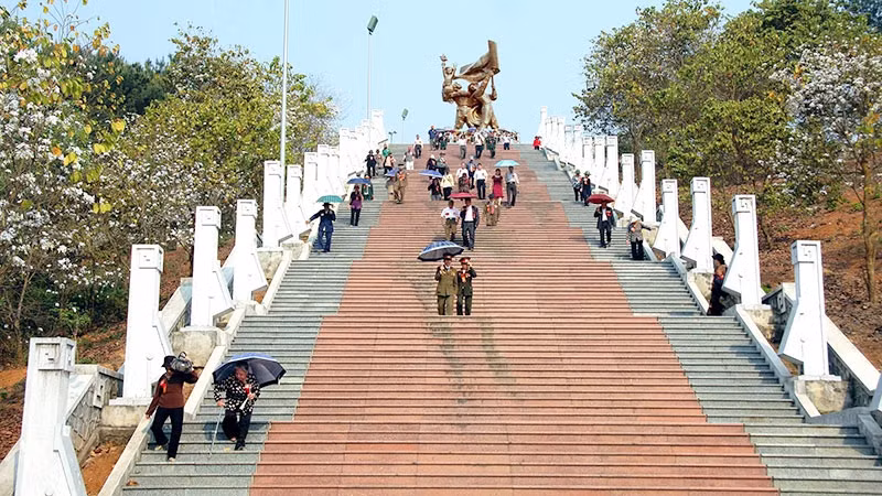 Visitors to the Dien Bien Phu Victory Monument. (Photo: HANH HOANG)