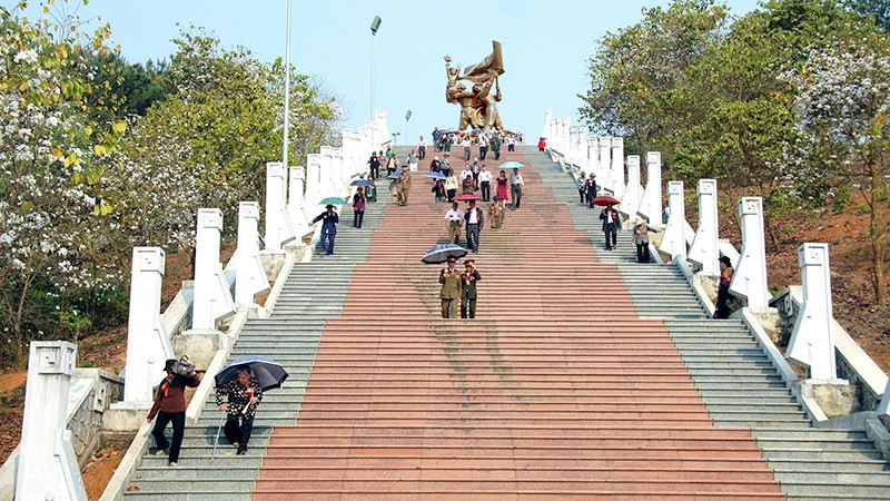 Visitors to the Dien Bien Phu Victory Monument. (Photo: HANH HOANG)
