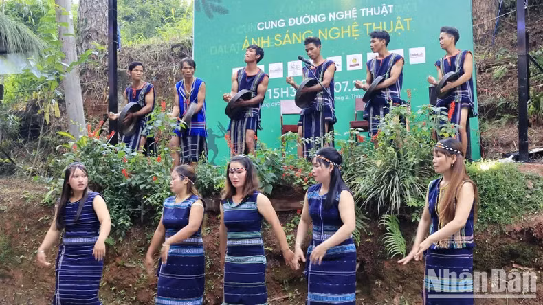 A gong performance paired with a Southern Central Highlands dance at the second edition of Da Lat Art Street.