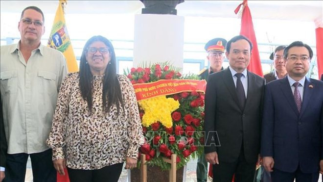 At the ceremony in tribute to President Ho Chi Minh at his monument in Caracas capital city, Venezuela. (Photo: VNA)